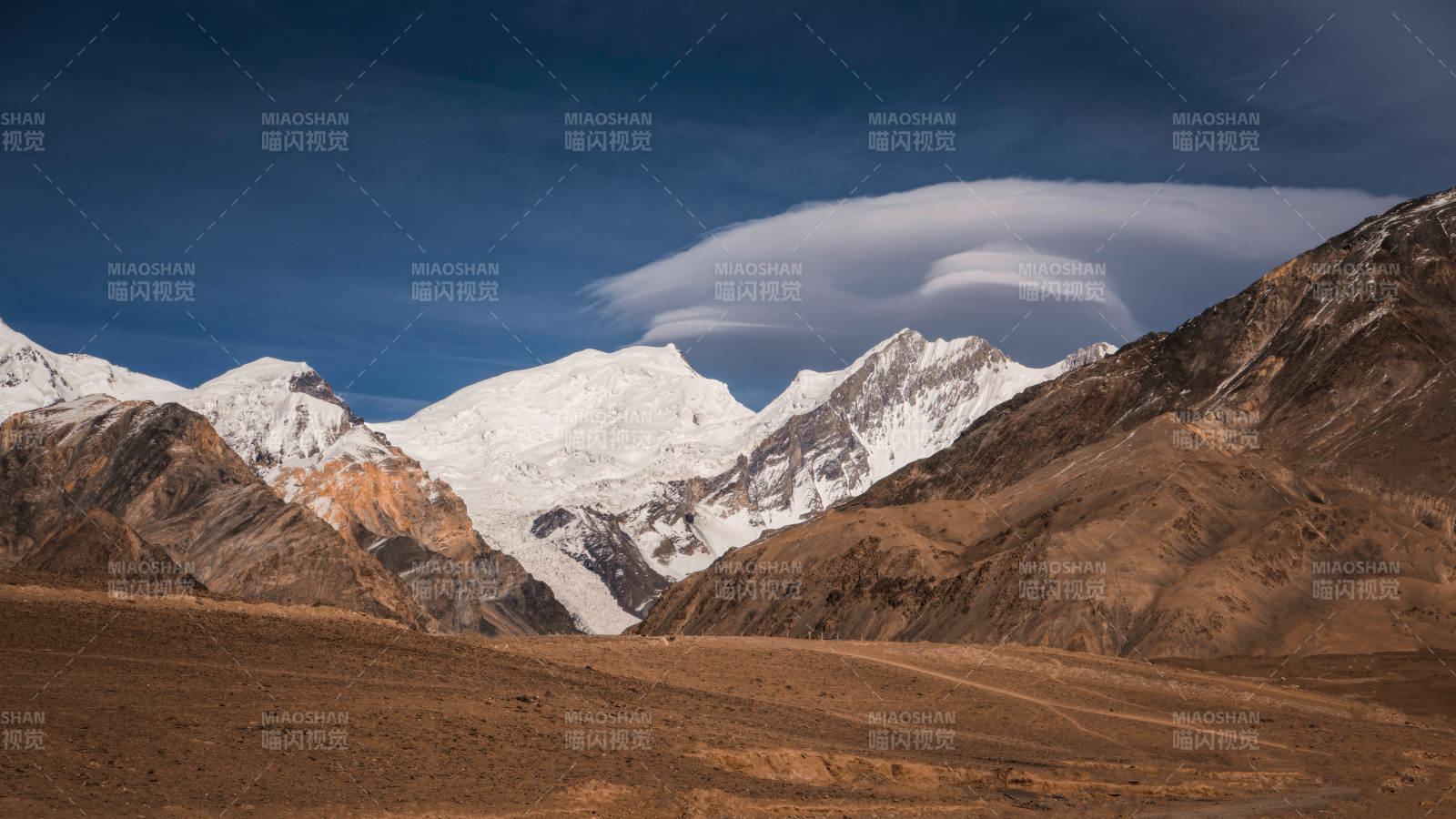 新疆公格爾山