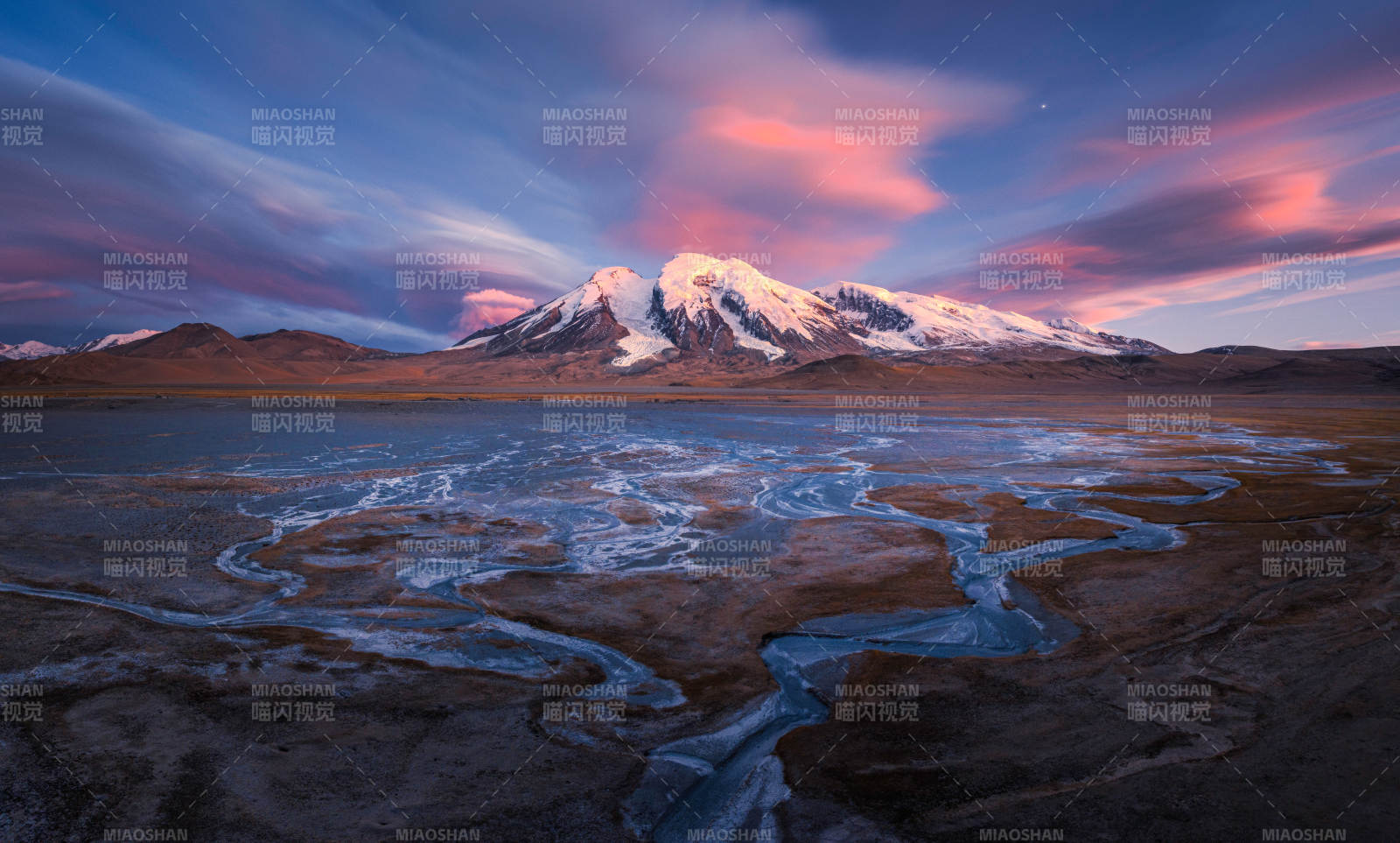 雪山映霞 湖水蜿蜒