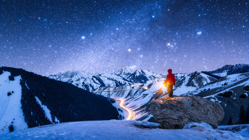 星空下的雪山奇景