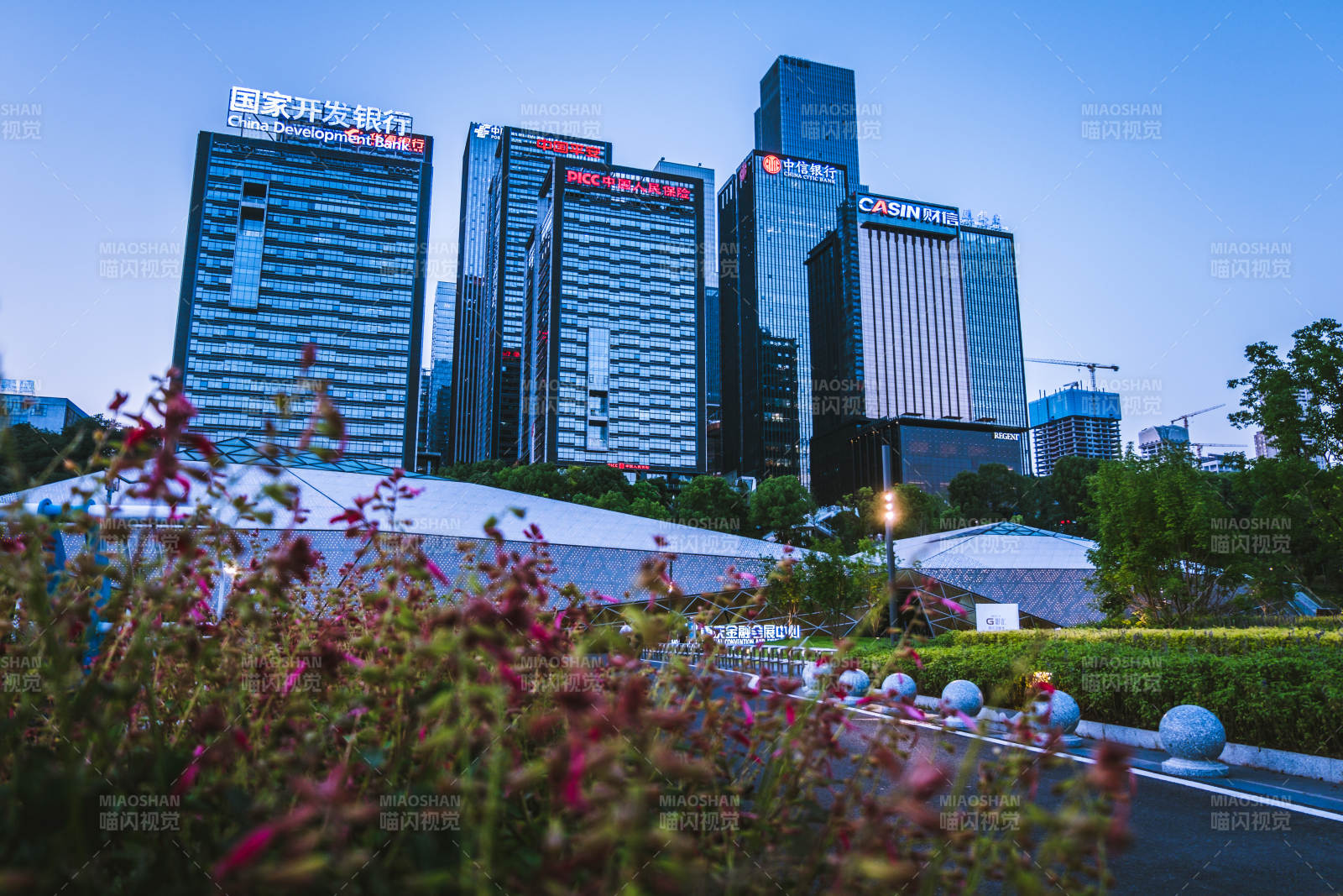 城市夜景與現(xiàn)代建筑群