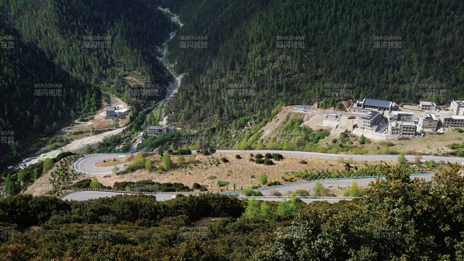 山谷中的蜿蜒公路與建筑群