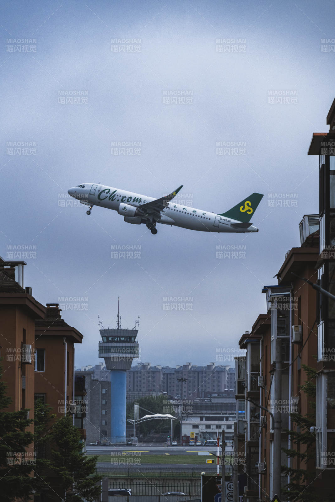 飛機低空飛過居民區