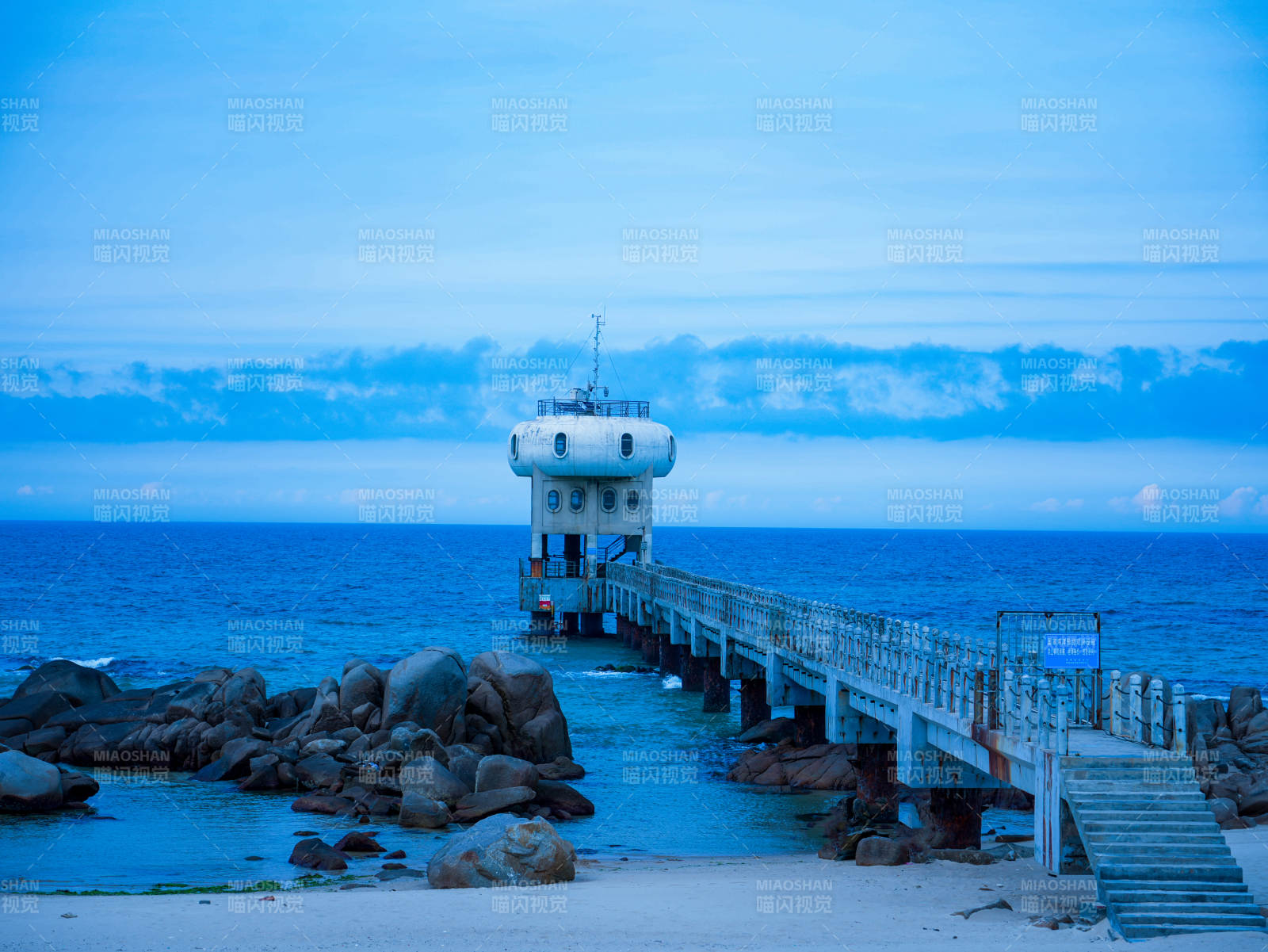 海邊燈塔與棧橋