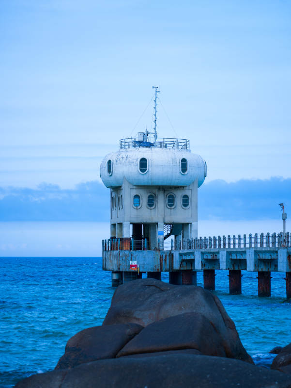海邊的圓形建筑塔樓