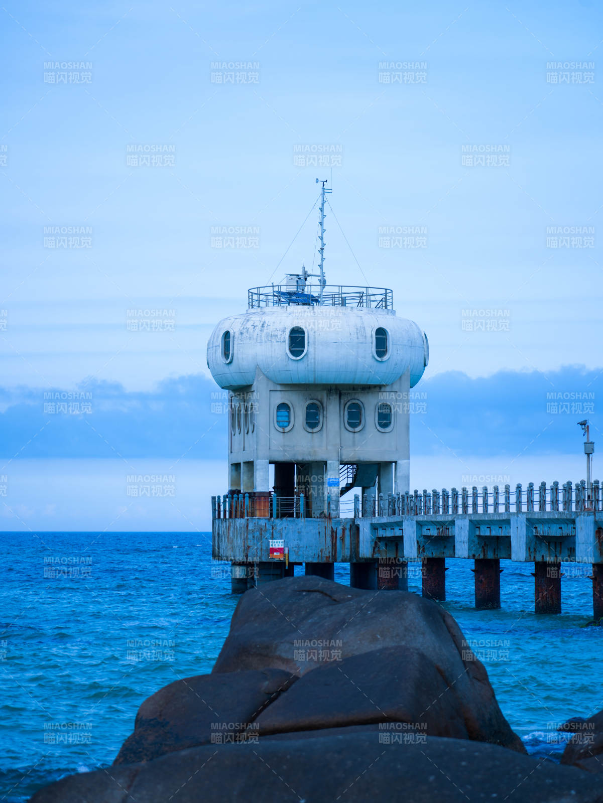 海邊的圓形建筑塔樓