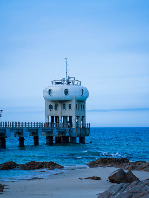 海边的圆形建筑塔楼