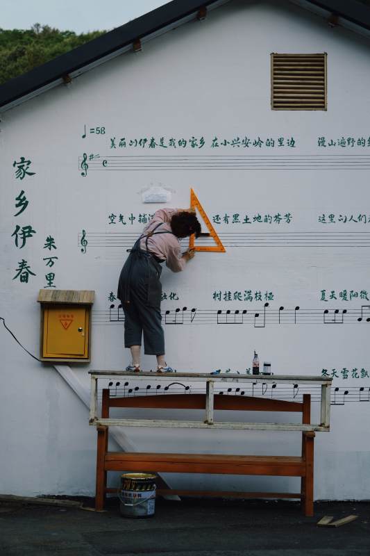 墻繪藝術家創作音樂主題壁畫