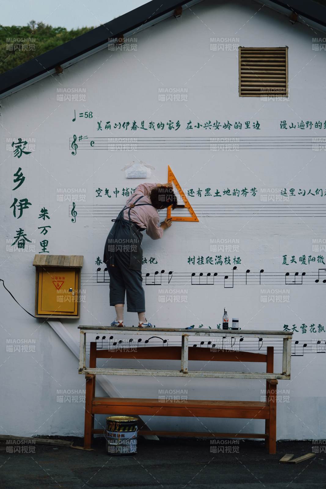 墻繪藝術(shù)家創(chuàng)作音樂主題壁畫