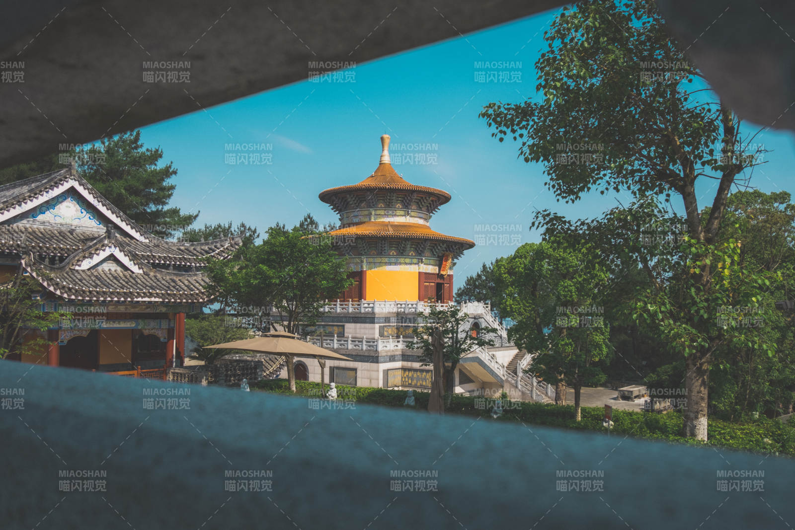 古塔映綠樹 晴空萬里明