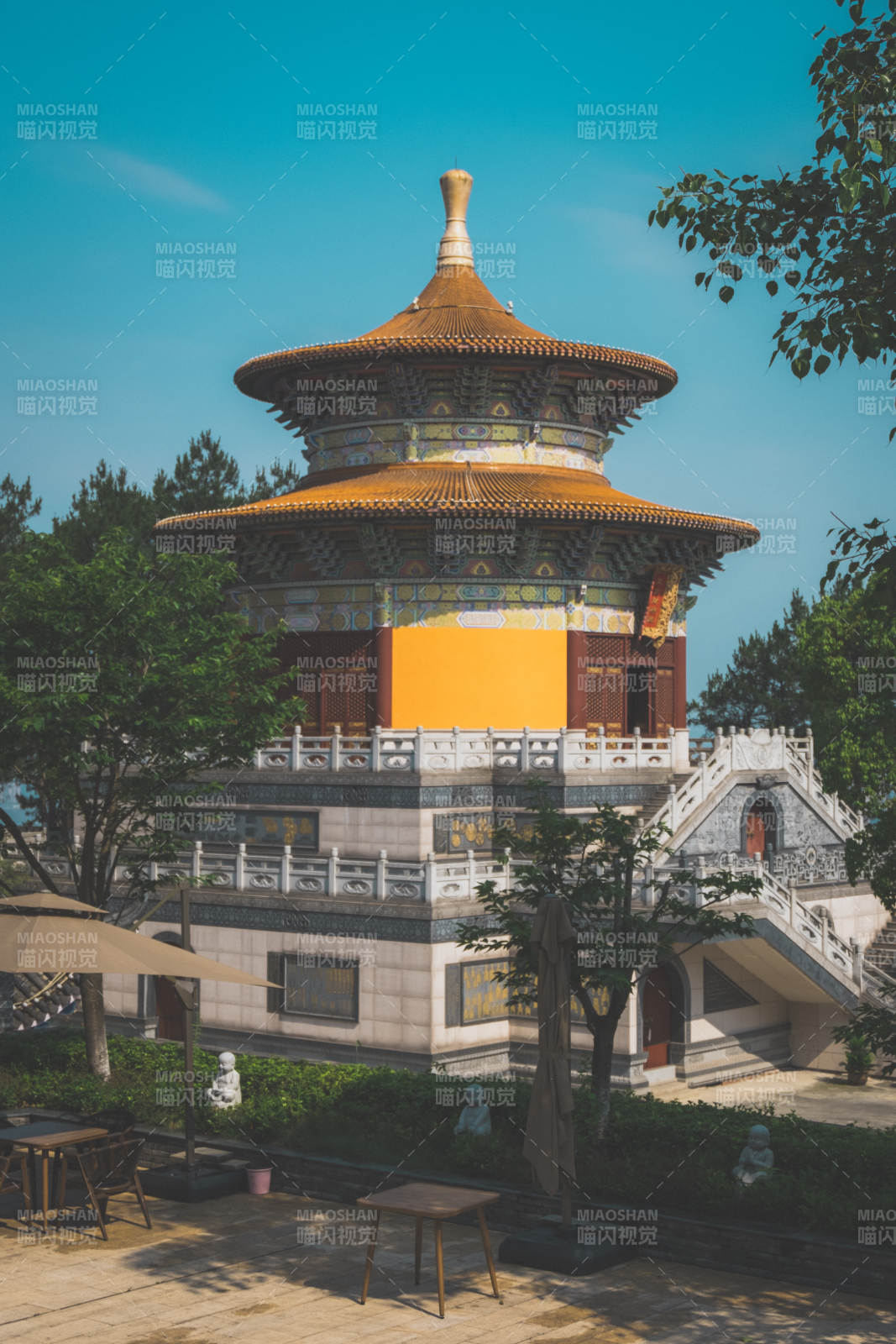 古塔映藍天 靜謐庭院景