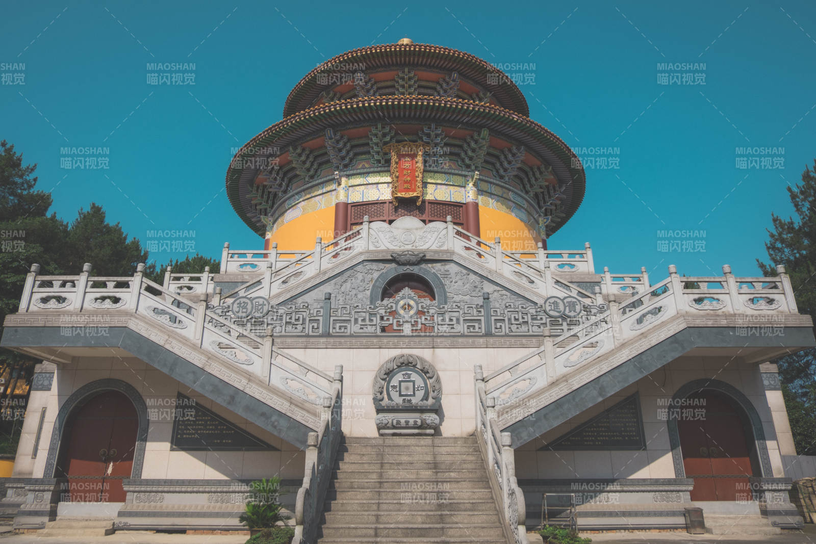 古塔樓閣 藍天映襯