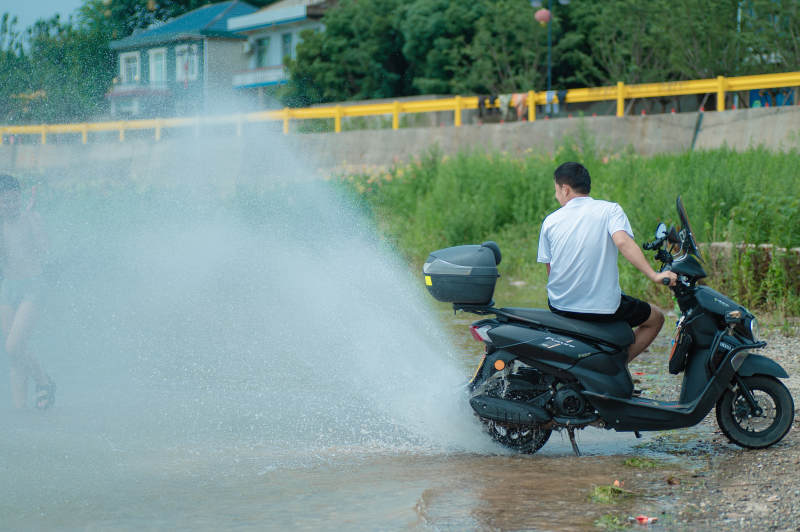 騎車濺水 夏日清涼瞬間