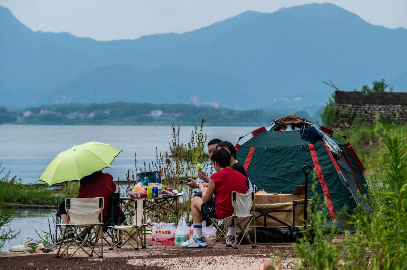 湖畔露營 享受自然時光