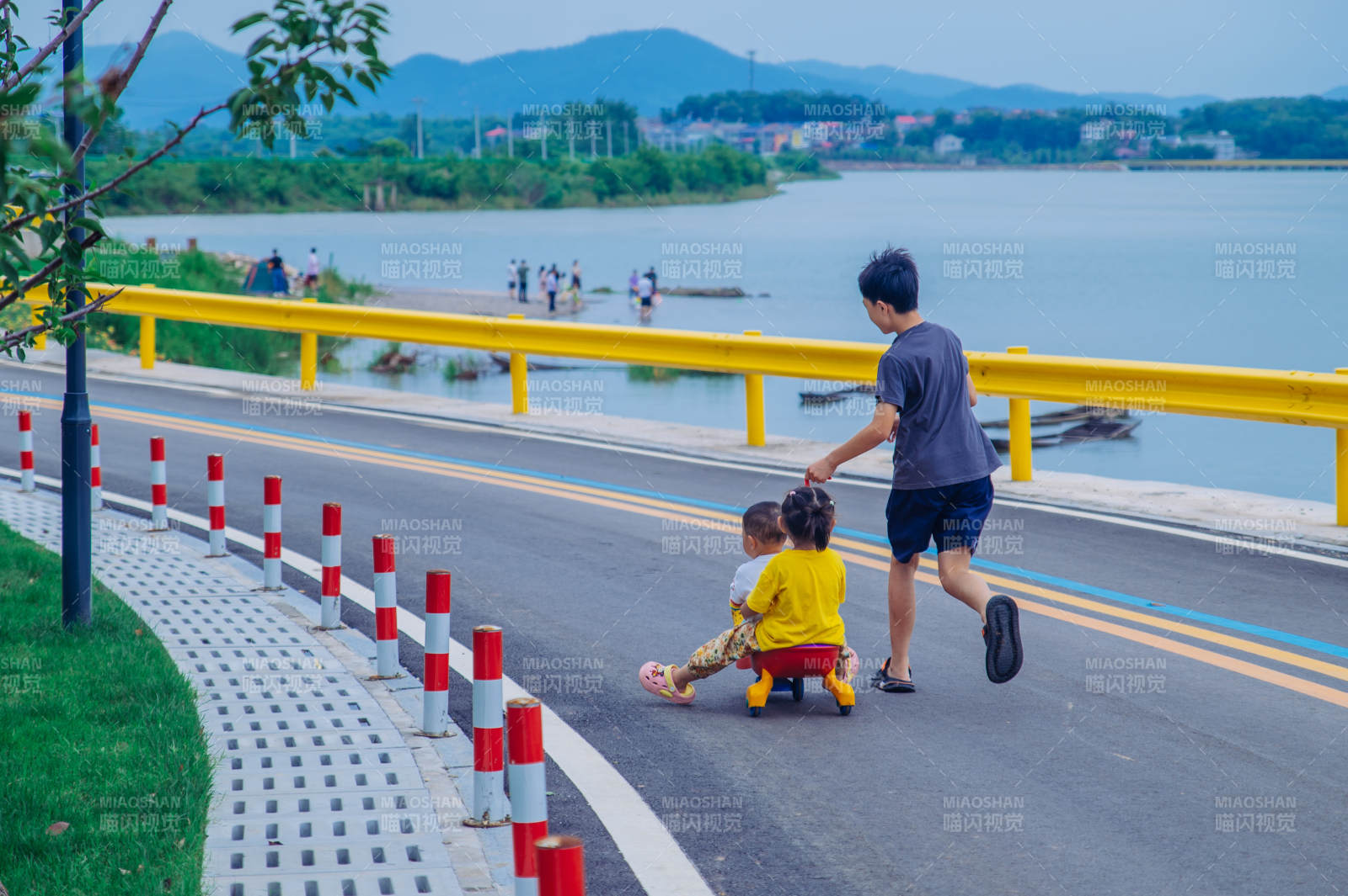 湖畔親子時光