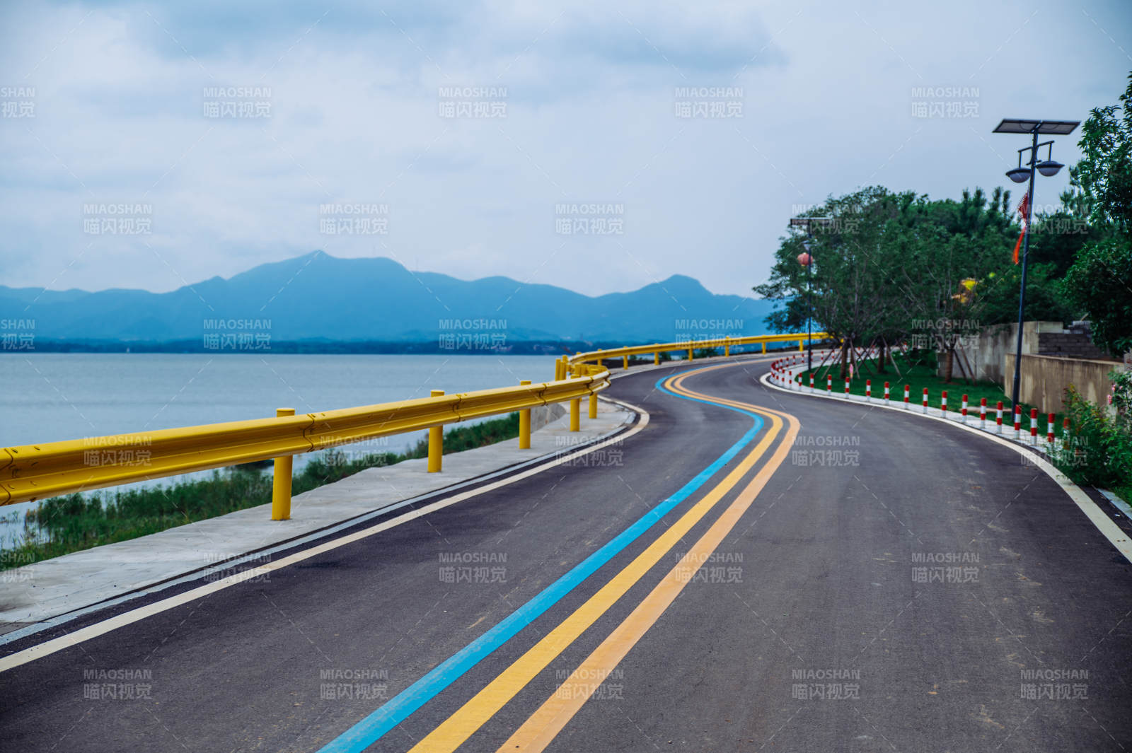 湖畔彎曲公路風景如畫