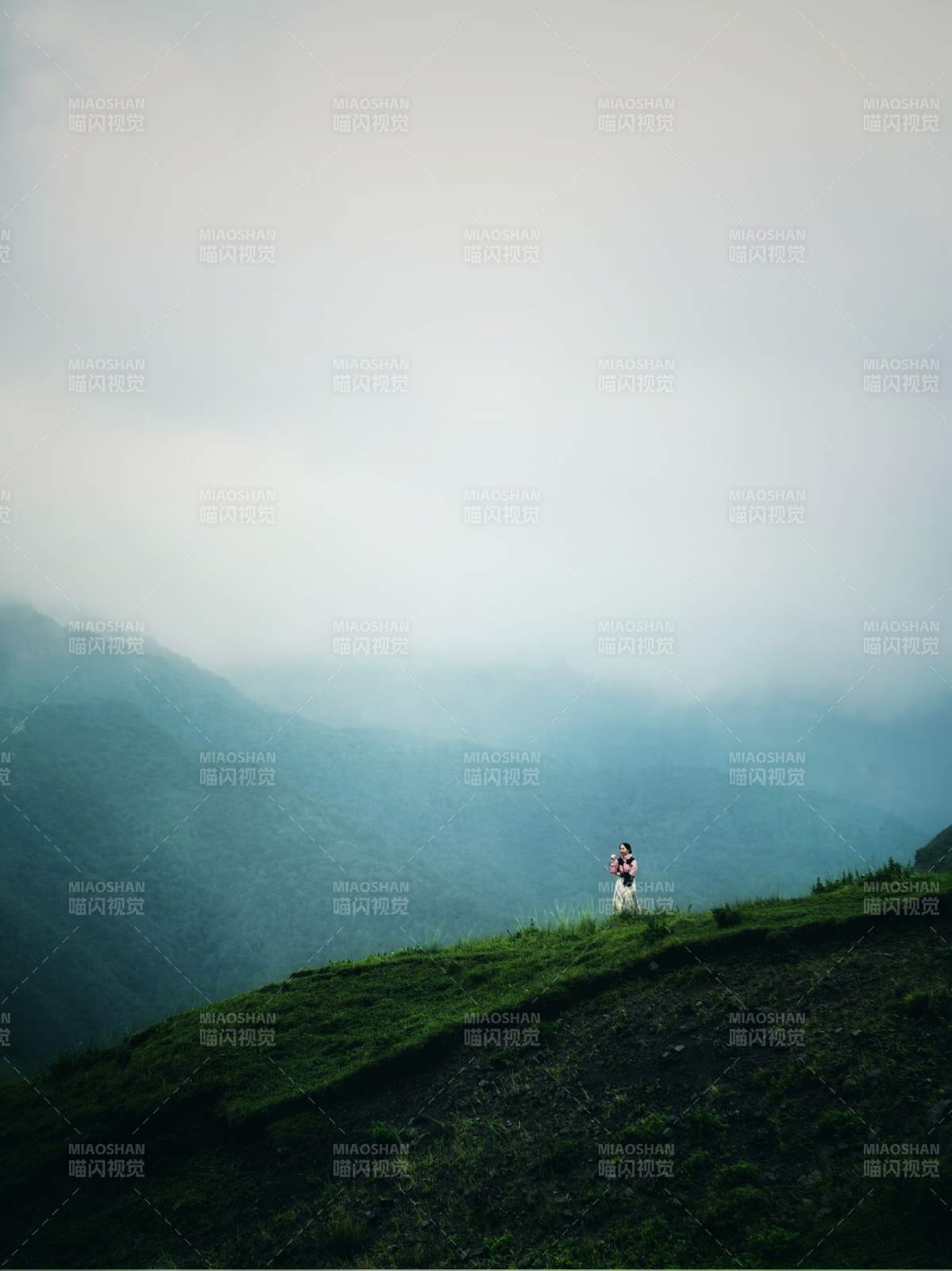 山巔霧中人影朦朧
