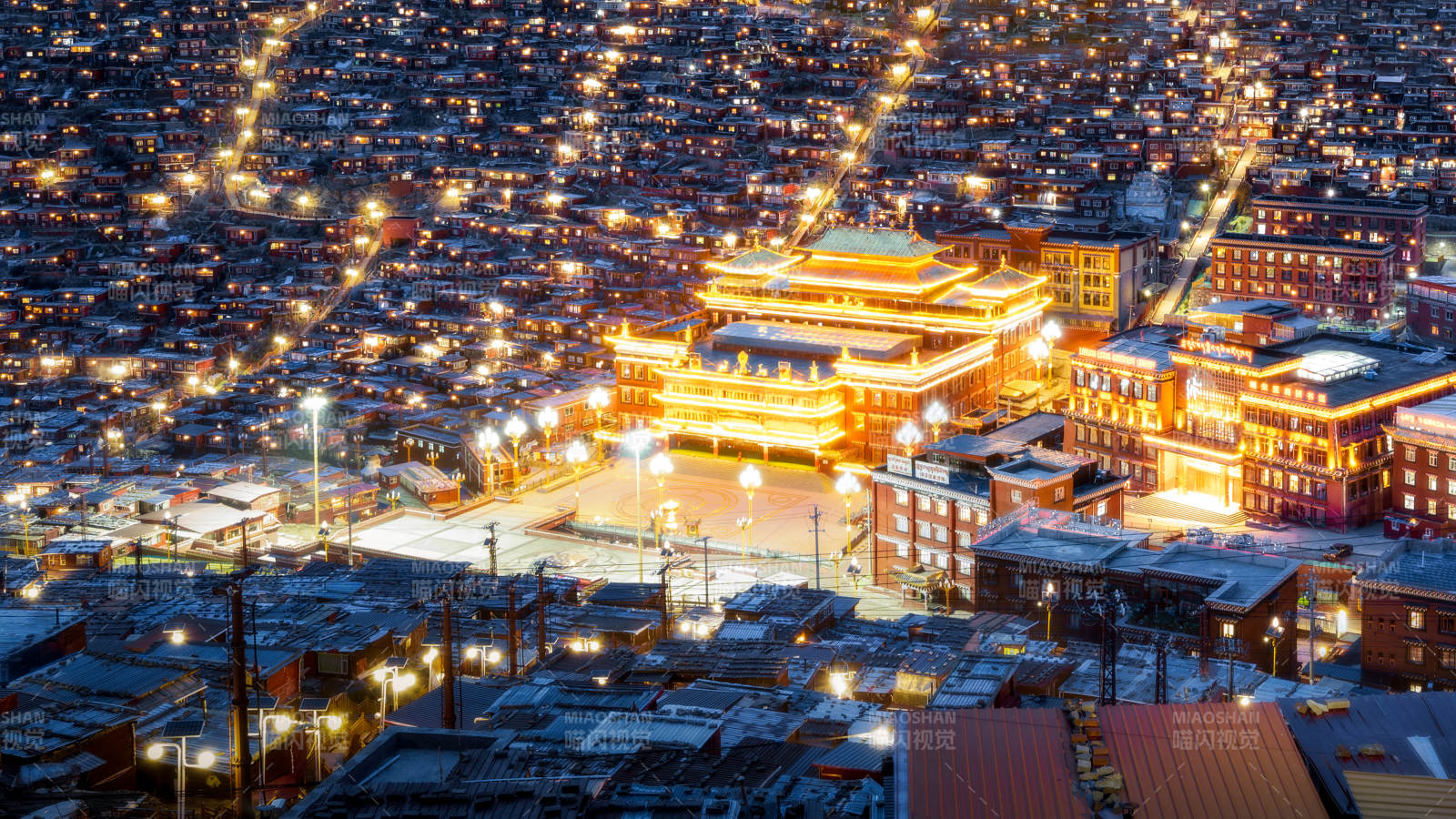 夜景中的城市燈火輝煌