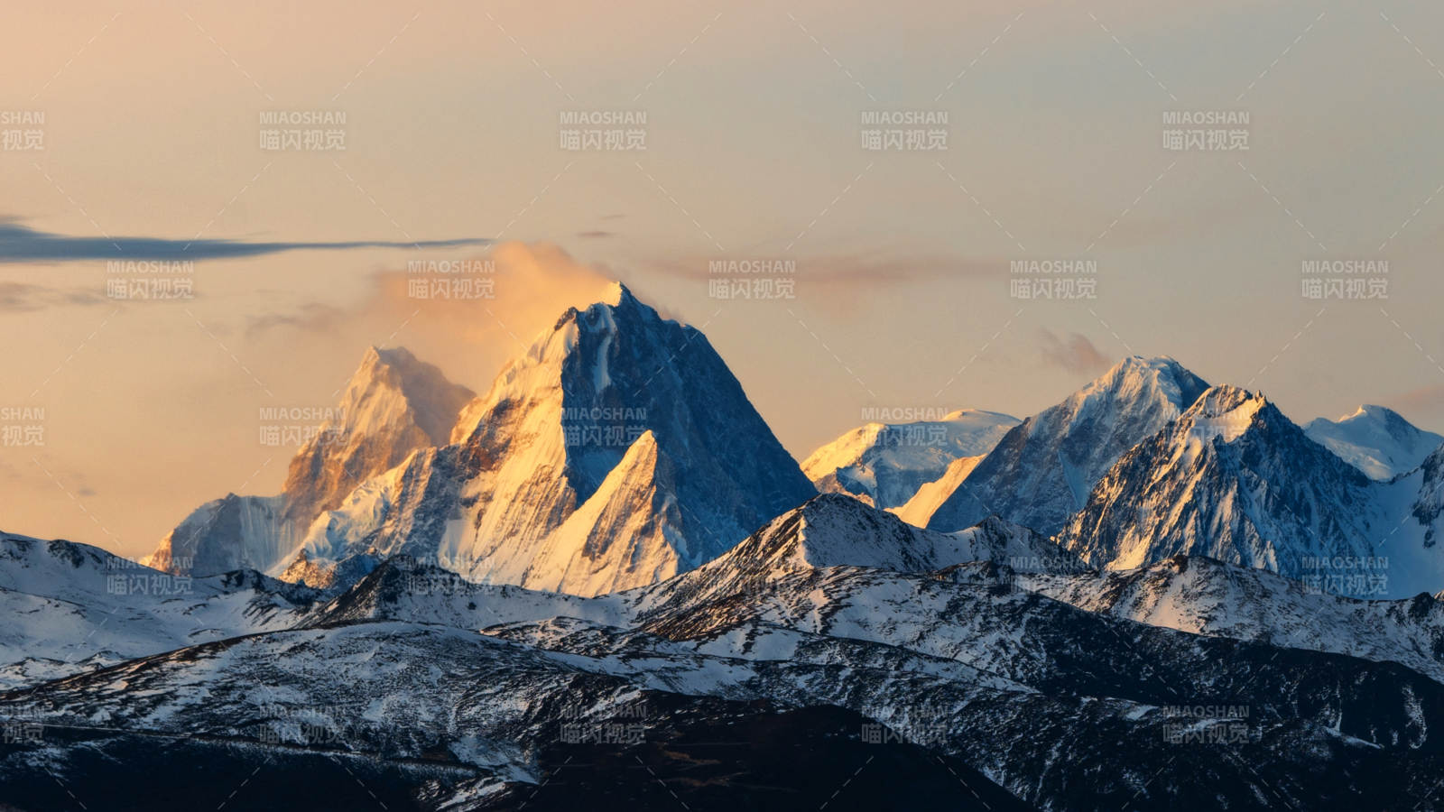 貢嘎雪山嘉子峰