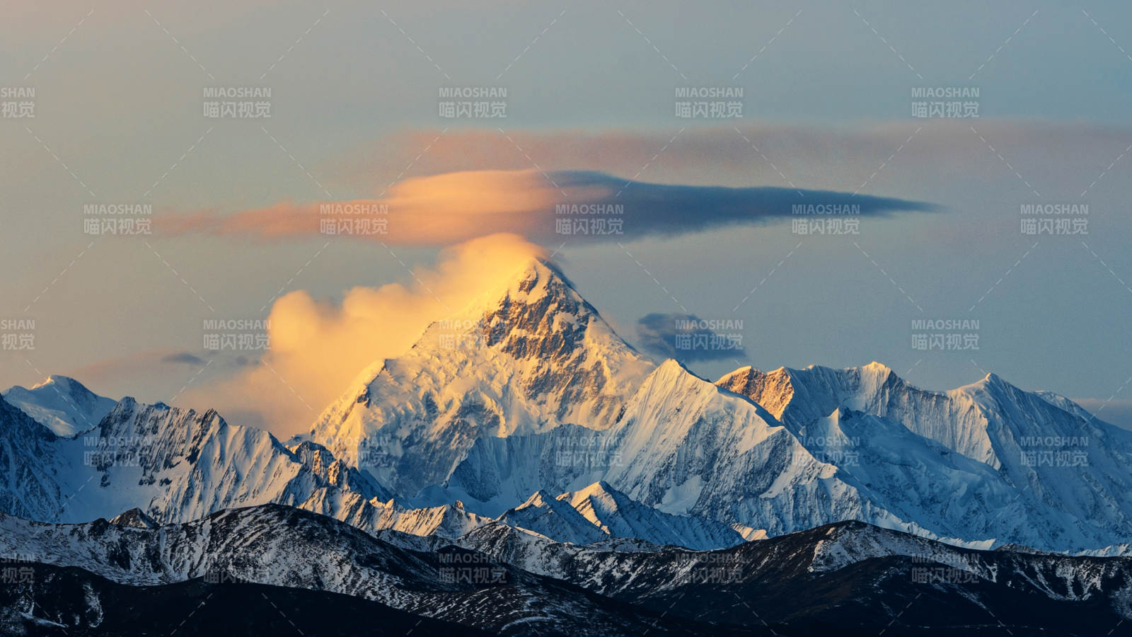 雪山之巔 云海繚繞