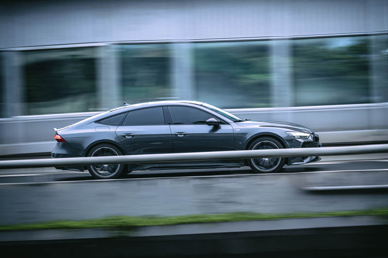 高速行駛的現代轎車