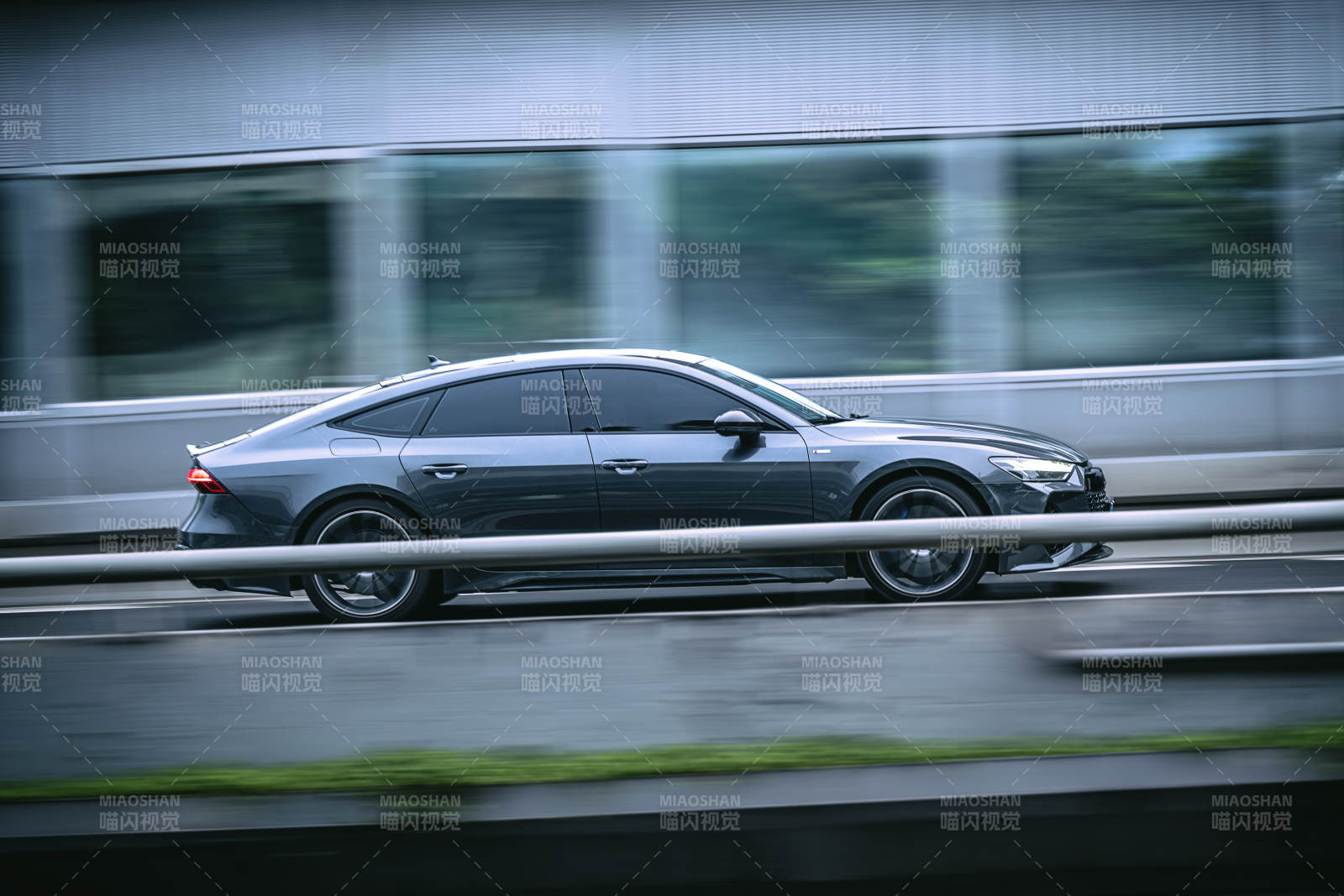 高速行駛的現(xiàn)代轎車