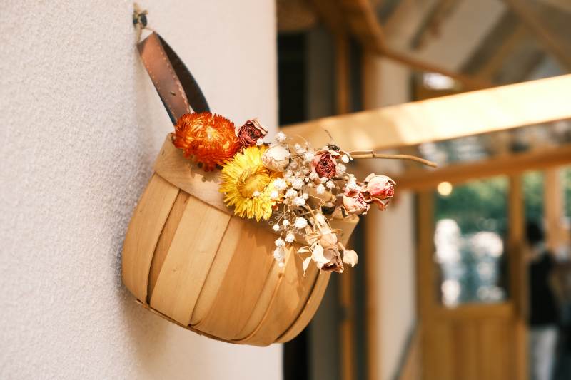 秋日花籃裝飾墻角