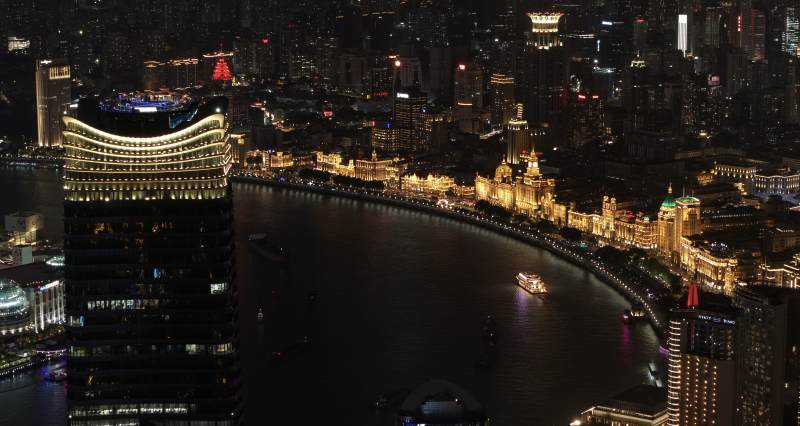 夜景下的城市河畔風光