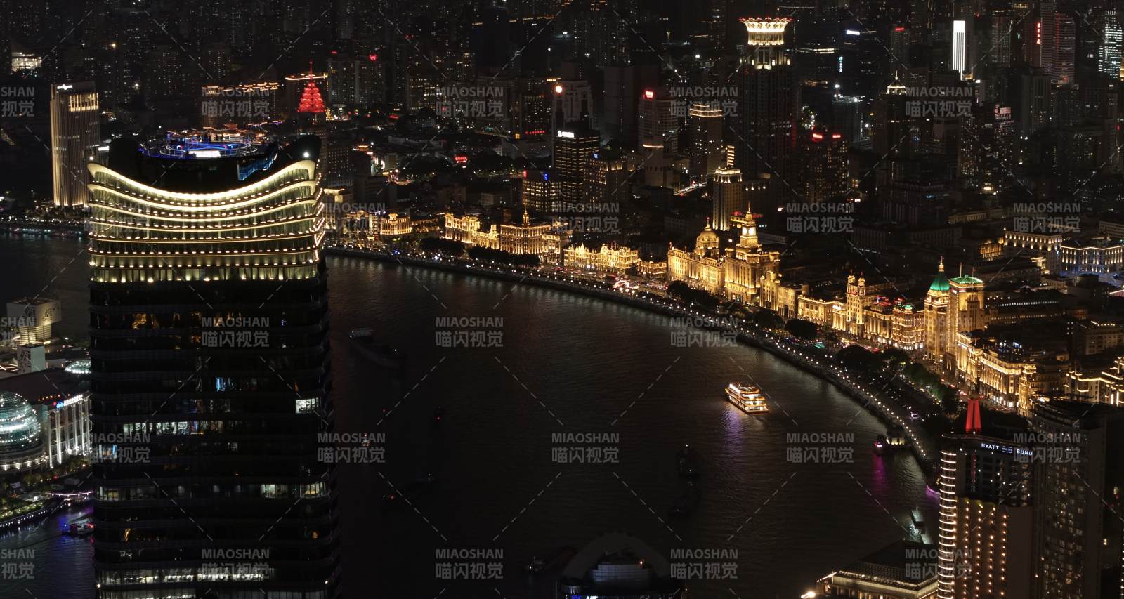 夜景下的城市河畔風(fēng)光