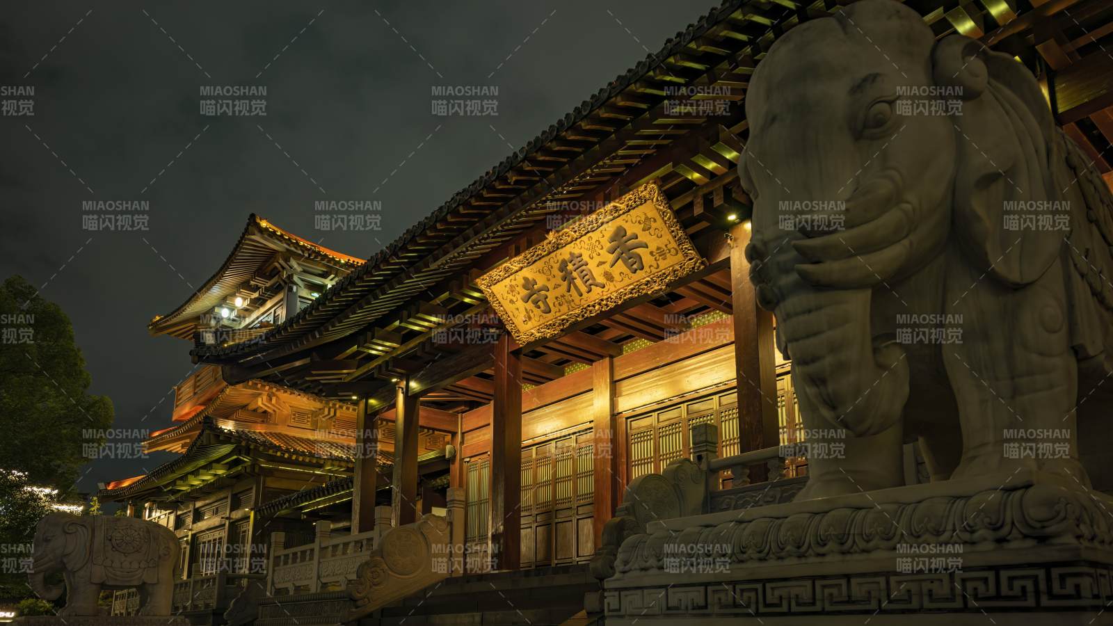 杭州香積寺夜景中的古建筑與石象