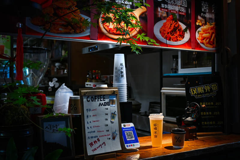 咖啡店夜景 菜单与饮品