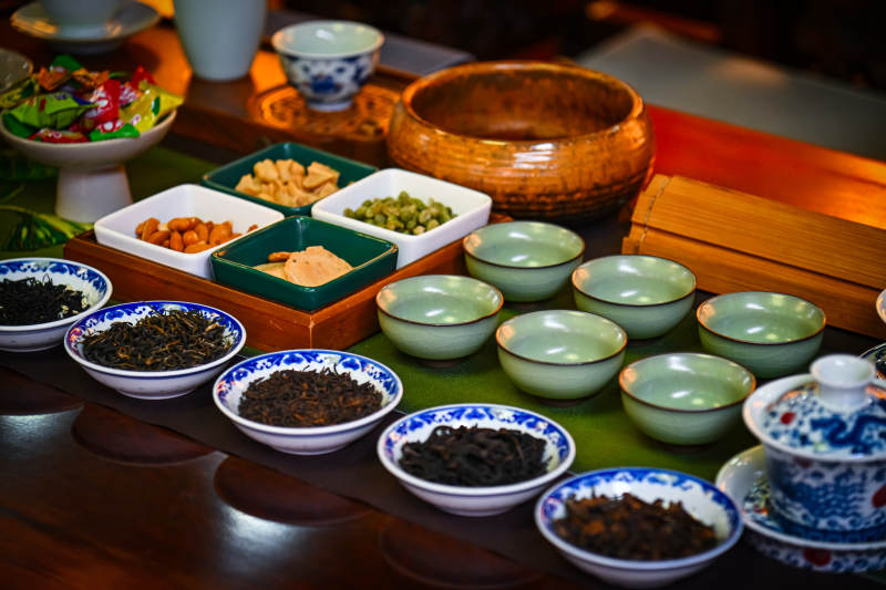 茶席上的精致茶點與茶具