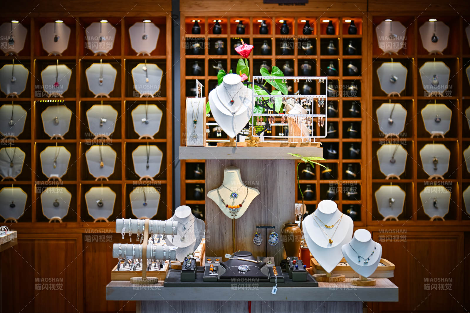 珠寶展示柜內(nèi)的精美飾品