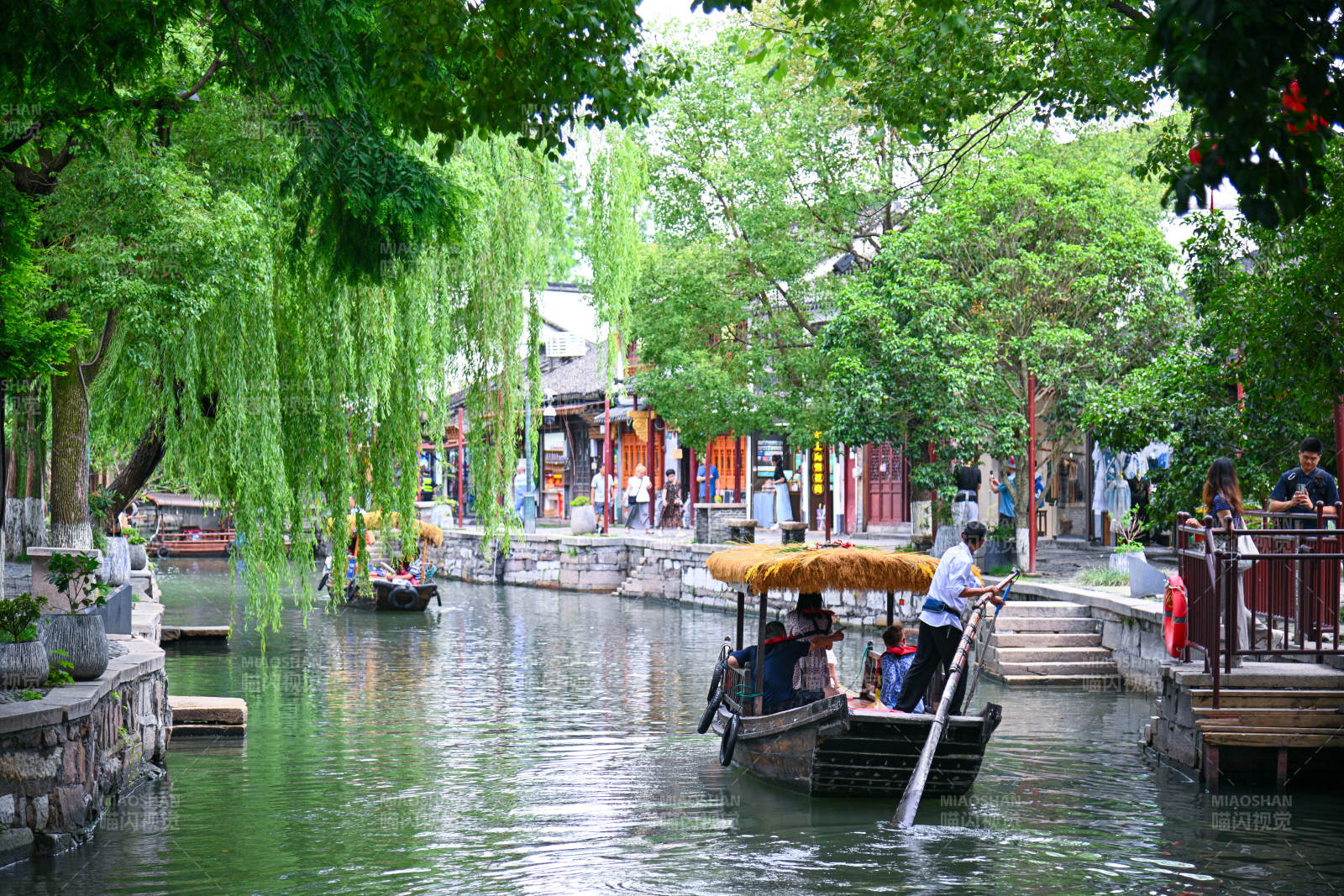 水鄉(xiāng)古鎮(zhèn) 游船穿梭綠蔭間