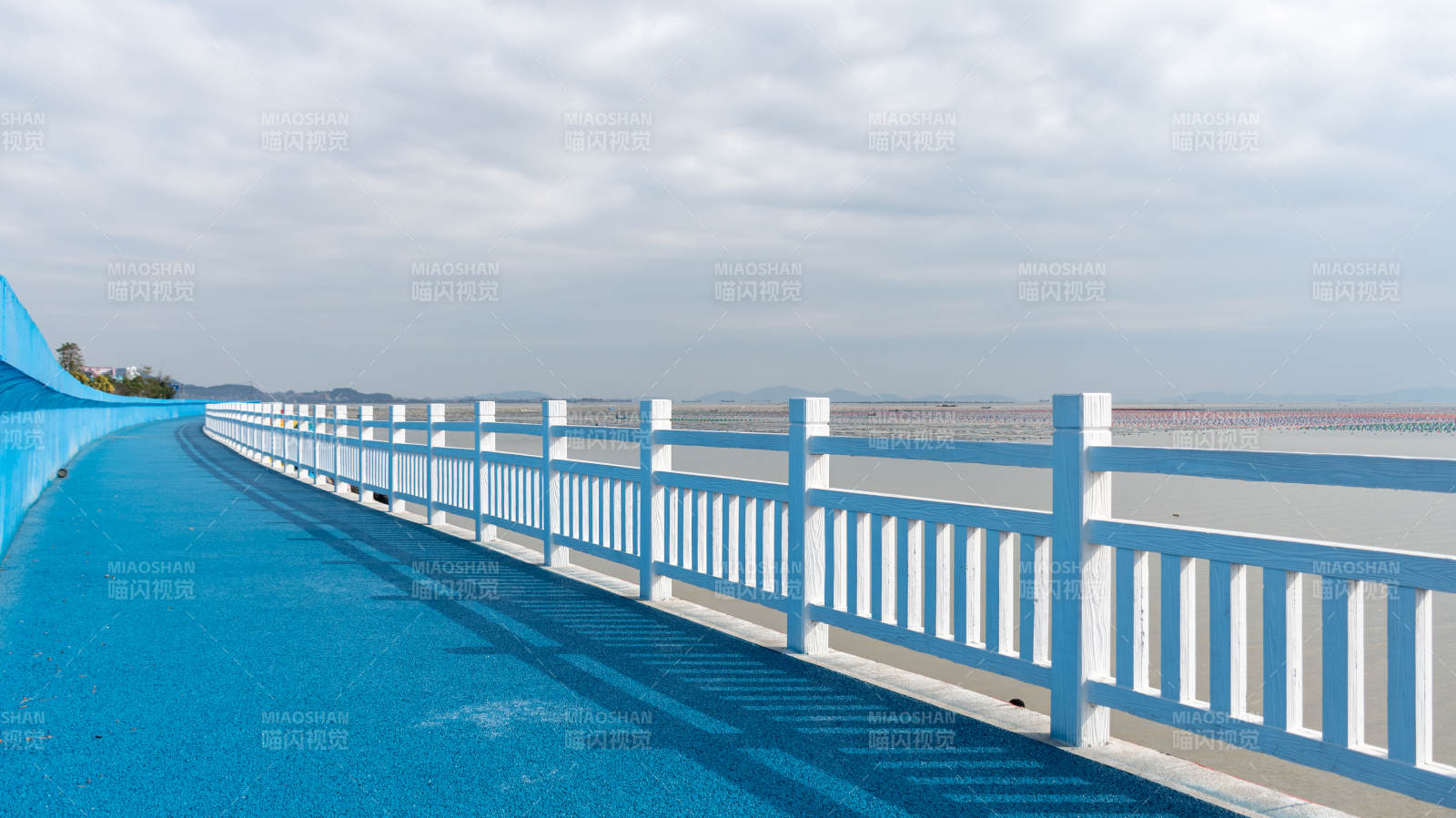 藍色步道與白色欄桿