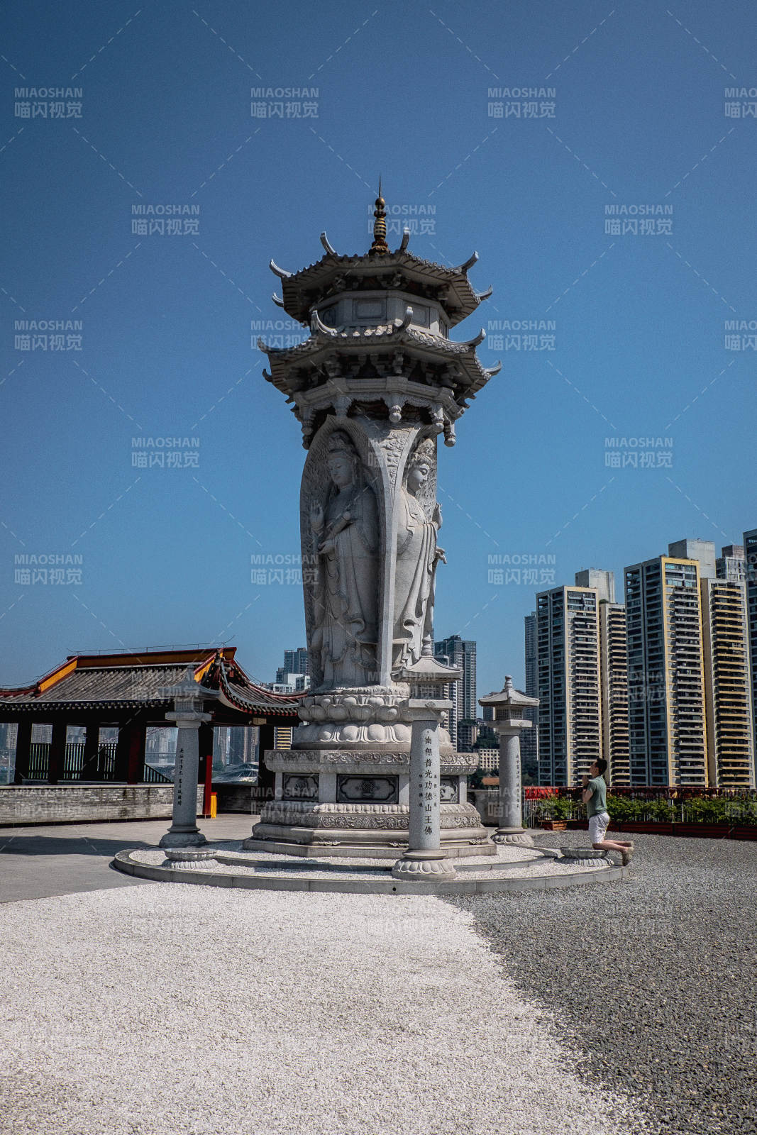 佛塔高聳 城市背景