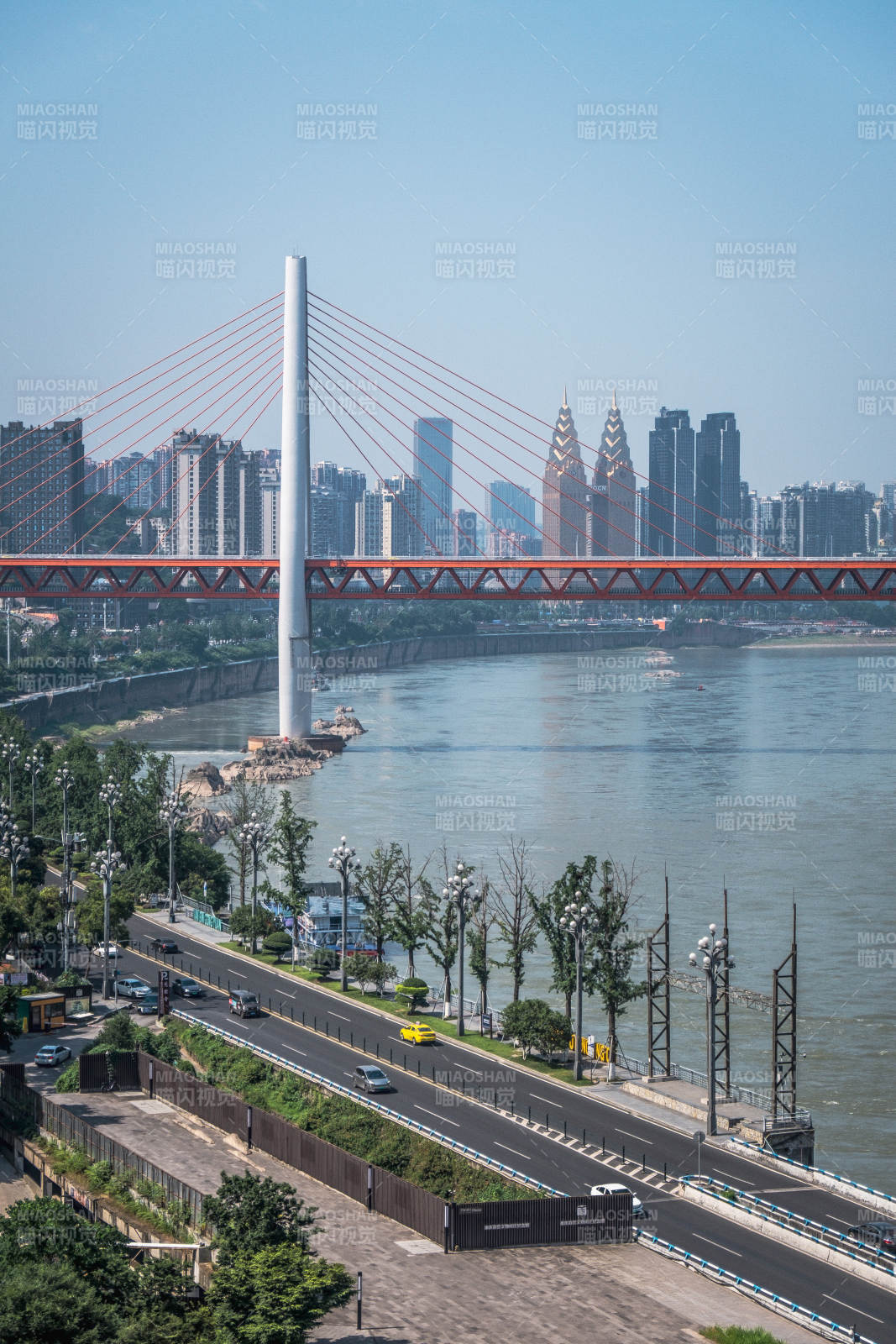 城市大橋與江景風光