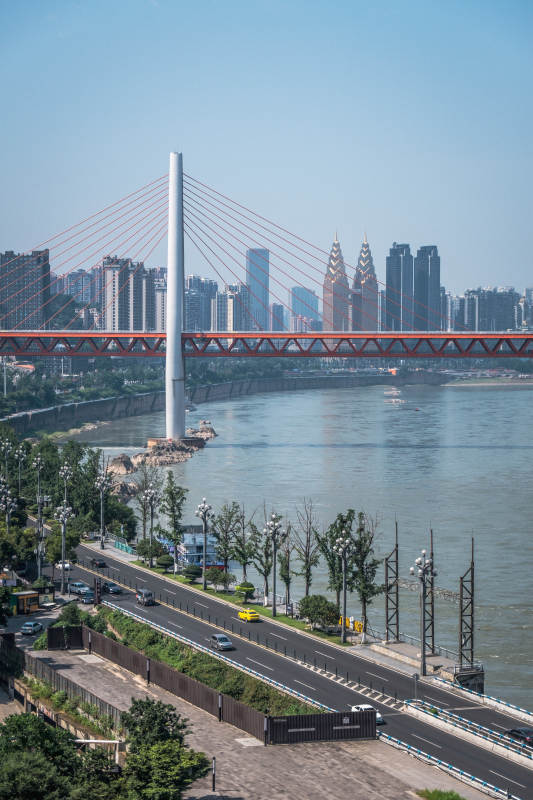城市大橋與江景風光