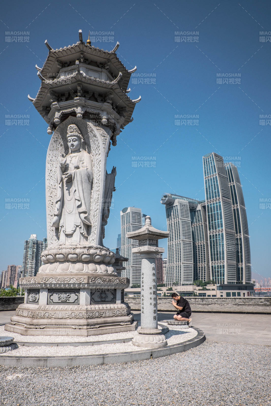 現(xiàn)代都市中的古塔雕像