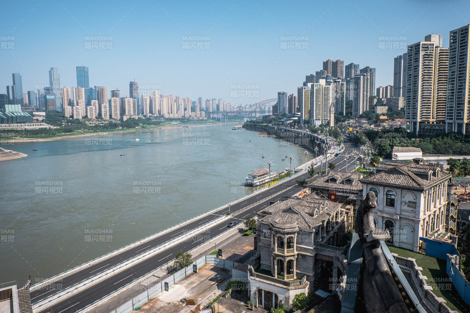 江畔城市風光
