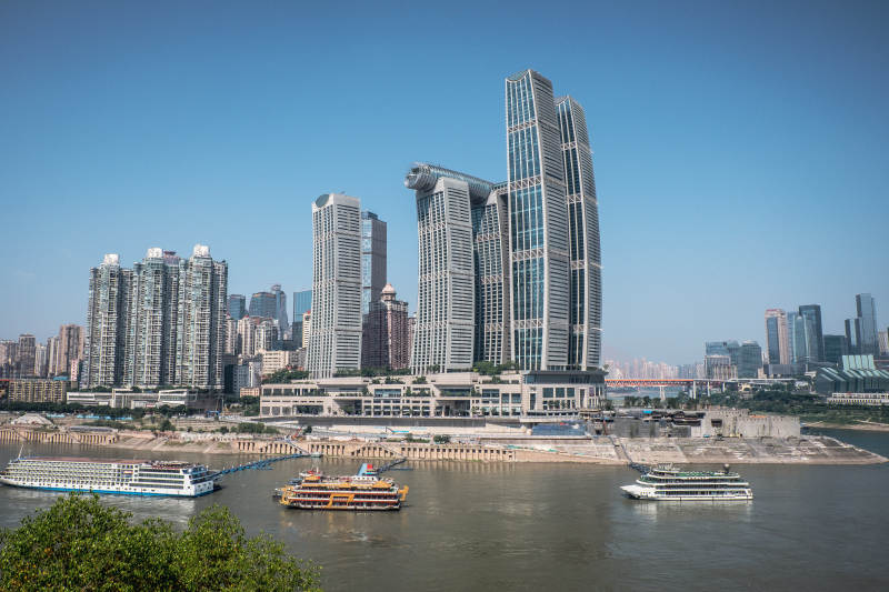 江畔高樓與游輪風(fēng)光