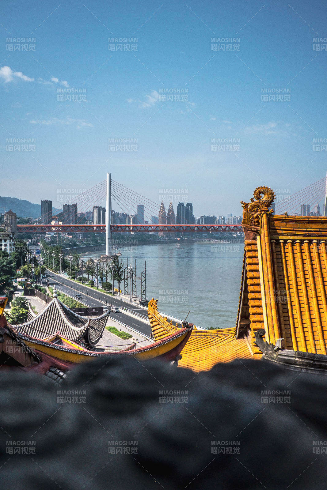 重慶江景與古建筑相映成趣