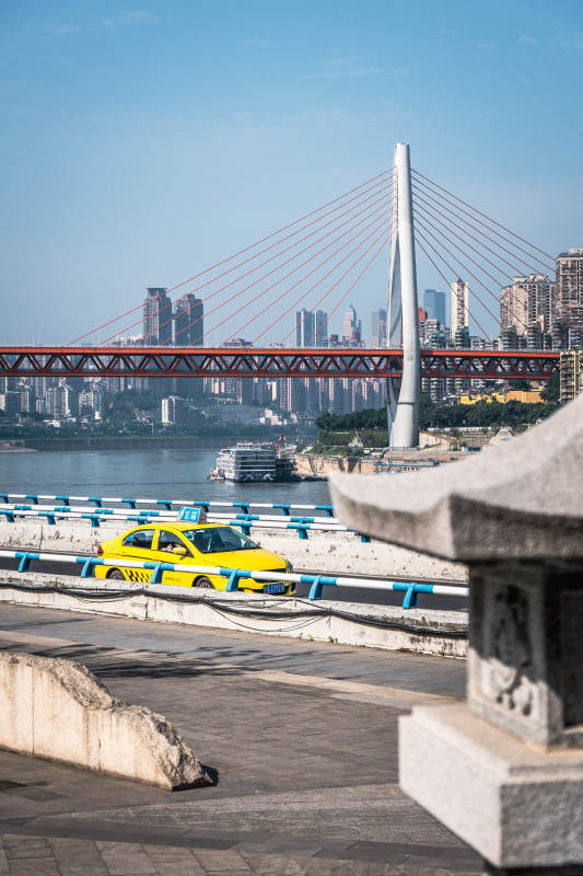 城市大橋與黃色出租車