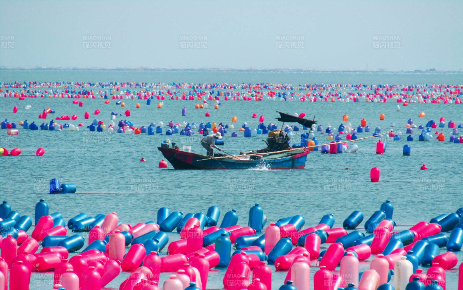 海上漁舟與彩色浮標