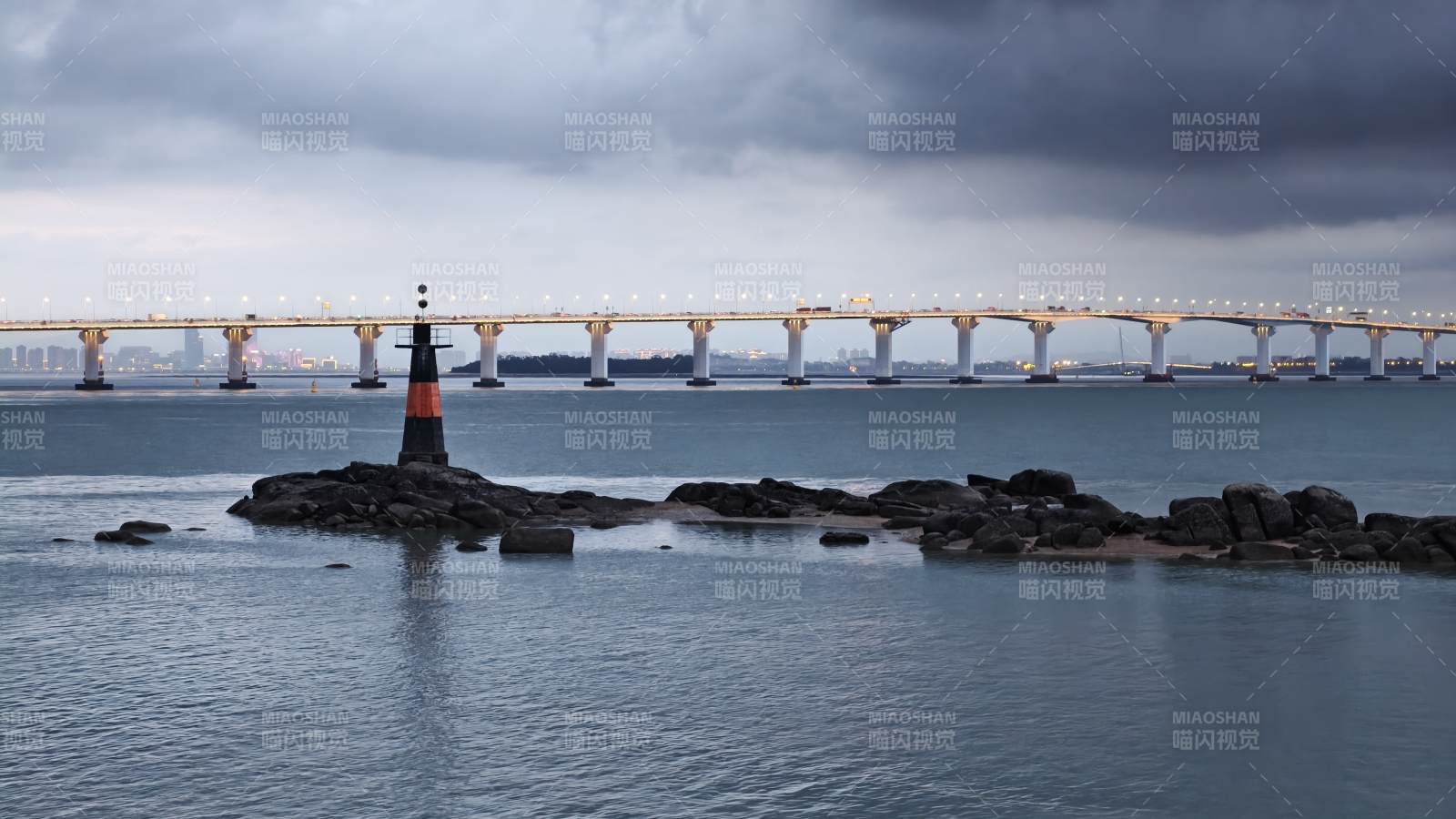 海中燈塔與大橋遠景