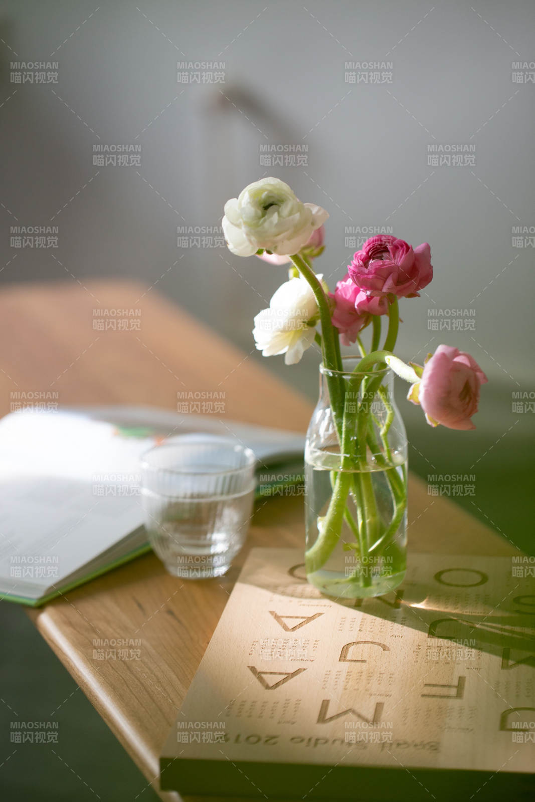 花瓶與書的靜謐時光