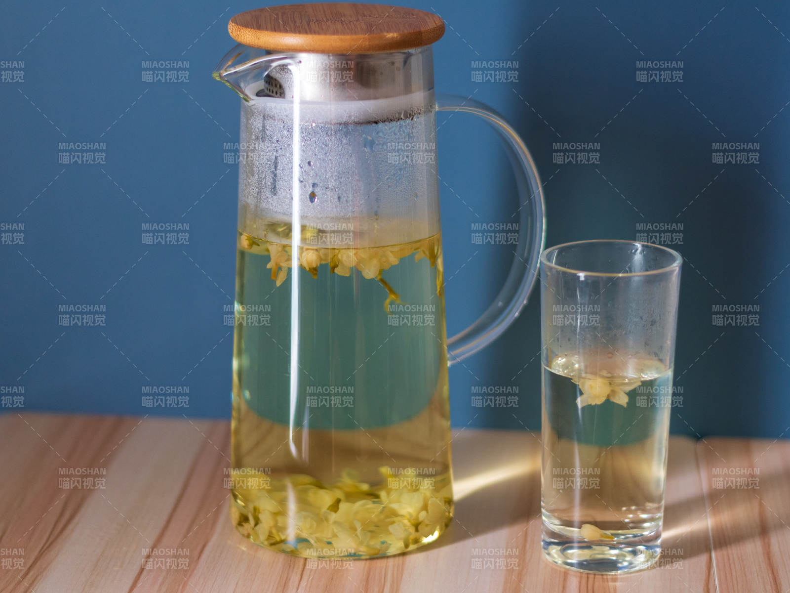花茶壺與玻璃杯靜享時光