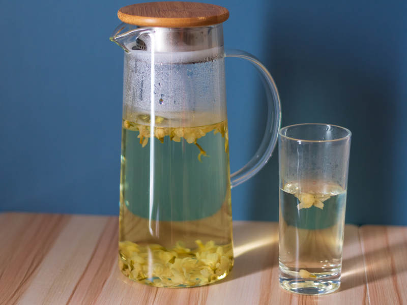 花茶壶与玻璃杯静享时光