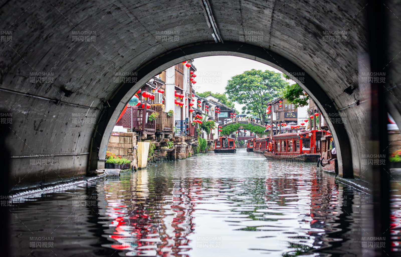 古鎮(zhèn)水鄉(xiāng)拱橋倒影