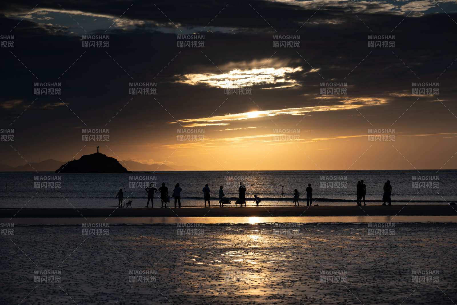 夕陽(yáng)海灘剪影