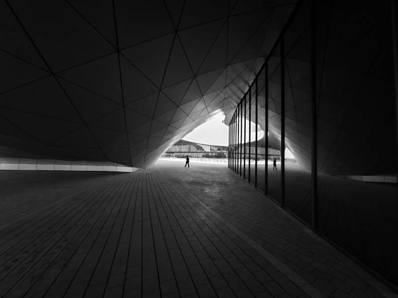 光影交錯的現(xiàn)代建筑走廊-長安云科技館